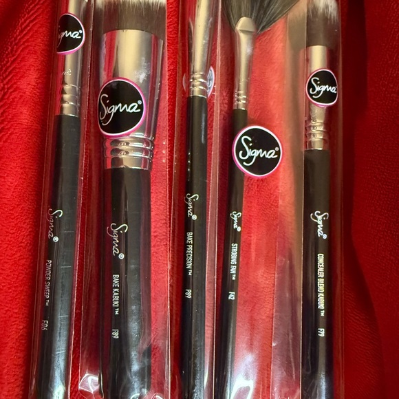 Sigma Beauty Baking & Strobing Brush Set with Black and Rainbow Accents - Picture 2 of 4